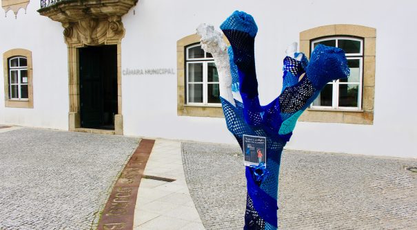 A árvore dos afetos do Município de Santa Marta de Penaguião está vestida de azul