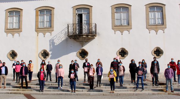 Colaboradores do Município de Santa Marta de Penaguião assinalam o Dia Nacional de Prevenção do Cancro da Mama